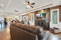 5 Star Upscale Entire Family Neighborhood Home - Homestays