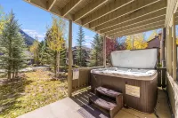 Beautiful Townhome near Thompson River w/ Hot tub, Theater room, EV Charger, AC - 3성급