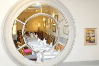 Dolphin Hotel - 2-Star