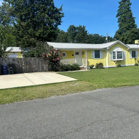 Escape with Your Pet to Sunny Place Cottage!