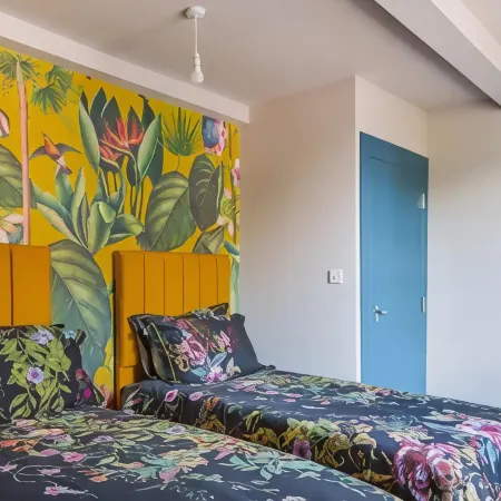 Ivy House 6-Beds Sleeps 19 with Hot Tub