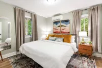 Mid-Century Modern • Game Room • Hot Tub - Alppimaja