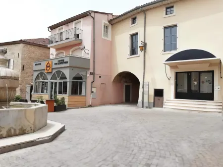 La Villa Tria Castella Отели в г. Клансей