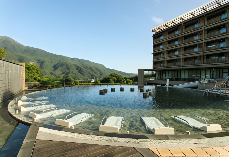 양 밍 샨 티엔 라이 리조트 & 스파의 아름다운 외관과 주변 자연 경관