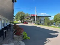 Motel Panoramique Hotels near Canadian Tire