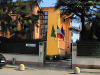 Albergo Hotel Giardino Hotel dekat PalaBancoDesio