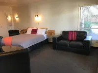 Pacific Harbour Motor Inn - Motels