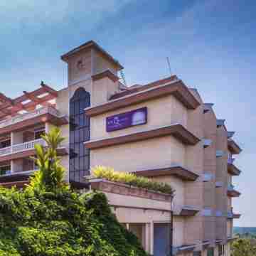 The Queeny Hotel Exterior