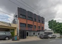 RedDoorz Near Puri Indah Mall Hotels near Warung Kong Samsil