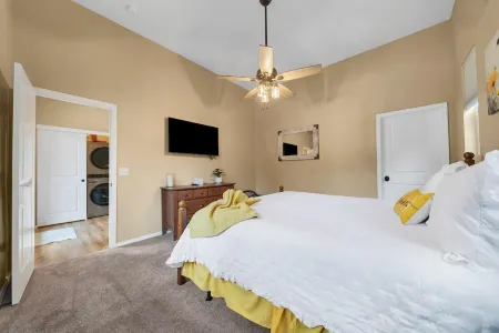 Cozy 1-bedroom apartment in charming Flagstaff with Hot Tub, Wi-Fi and AC.