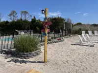 River Hotel of Southport - Beach
