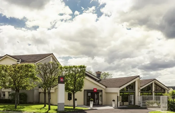 宜必思塞爾吉蓬圖瓦茲港酒店