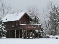 Discover Shenandoah River steps away! Cozy 2-bedroom Luray cabin. Page County 호텔