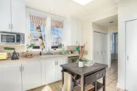 Spacious 4-bedroom house in enjoyable Shreveport with WiFi, AC