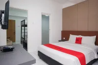 RedDoorz Apartment Near Exit Toll Colomadu Hotels in Gatak
