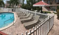Carlton House Motel and Suites
