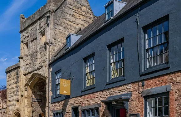 古老門禁式酒店