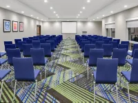 Holiday Inn Express & Suites DALLAS NW HWY - LOVE FIELD by IHG Hotels in der Nähe von Freizeitpark Zero Gravity