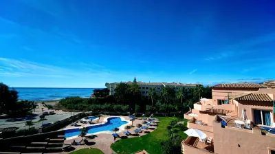 Marbella Beach Resort at Club Playa Real Отели рядом с достопримечательностью «Пуэрто де Кабопино»