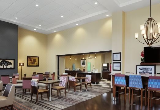 햄프턴 인 & 스위트 마운트 프로스펙트의 깔끔한 객실