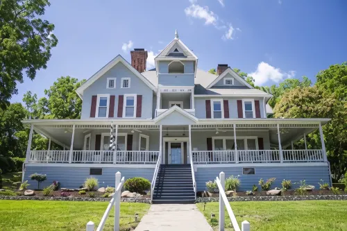 Hudson Manor Bed & Breakfast - Parking