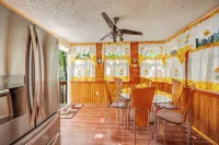 Stunning! Pocono Escape! HotTub Sauna Pool Ski Pet-Friendly Fireplace Fishing