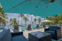 An unBELIZEable home...Barefoot beachfront luxury! - โฮมสเตย์