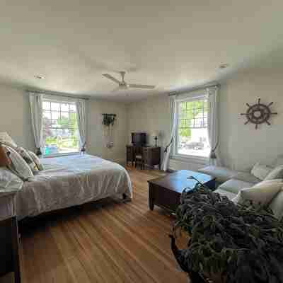 Walking Distance To Shops, Restaurants And  Footbridge Rooms