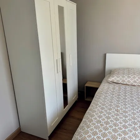 Appartement ensoleillé à 80m de la plage, avec une petite vue mer du balcon!