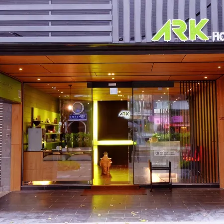 Ark Hotel Отели рядом с достопримечательностью «Станция метро Dongmen»