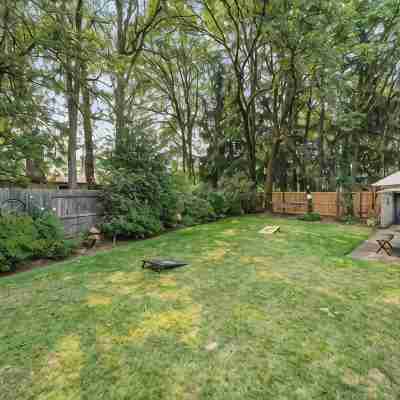 Beautifully remodeled, spacious 4-bedroom house in peaceful Eugene with WiFi, AC Hotel Exterior