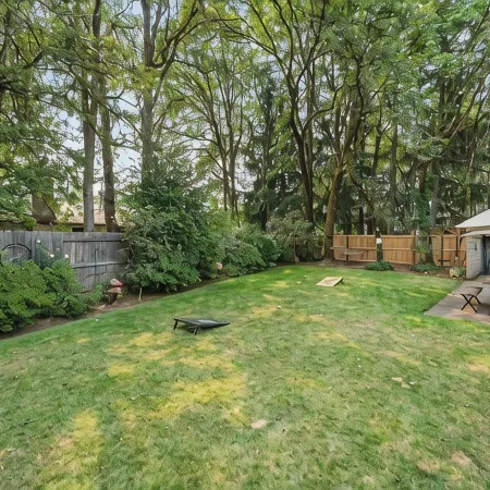 Beautifully remodeled, spacious 4-bedroom house in peaceful Eugene with WiFi, AC