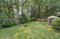 Beautifully remodeled, spacious 4-bedroom house in peaceful Eugene with WiFi, AC