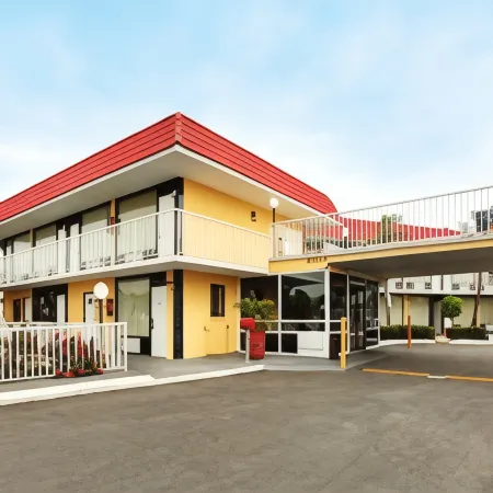 Express Inn & Suites - 5 Miles from St Petersburg Clearwater Airport