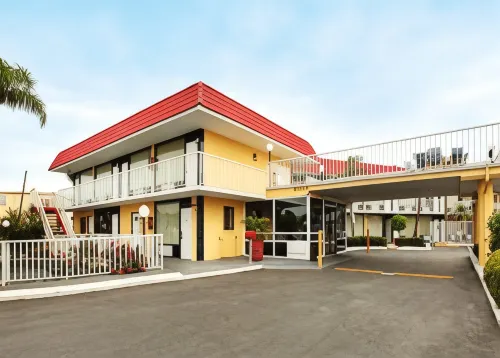Express Inn & Suites - 5 Miles from St Petersburg Clearwater Airport - Pools