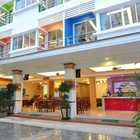 Decare Hotel Patong Weekly Promotion Отели рядом с достопримечательностью «Пляж Парадайз»