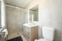 Spacious 5-bedroom building in brilliant Austral with AC