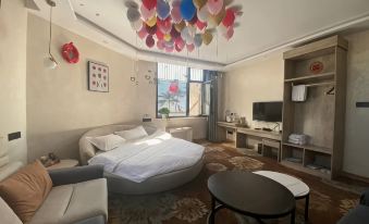 Qin Yunrun Light Luxury Homestay