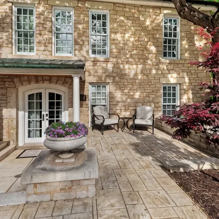 The Carriage House - Historic getaway in the heart of the city!