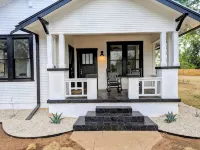 Brand New Private Pool and Hot-Tub Near Main! - 4 estrellas