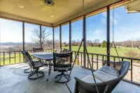 Jett Manor - Hermann, MO 13-Acre Private Estate w/ Hot Tub, Sauna & Scenic Views - Wifi