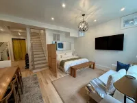 Pool/5 min walk to Beach/Restaurants/Museums- Village House w/backyard