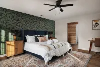 Epic Family Stay - 40' Putting Green, Theater, Hot Tub, Sauna - 4-Star