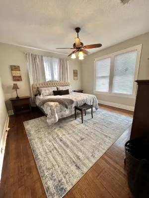 Historical Spacious 1-Bedroom Apartment Unit 3 - Homestays