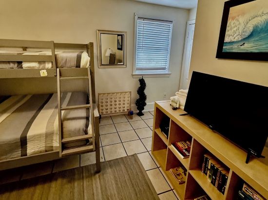 6 Blocks to the beach - beach bungalow style apartment