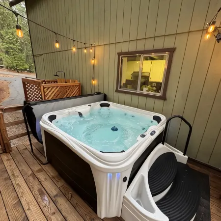 Blue Lake Springs Cabin Near Lake: Hot Tub, Fire Pit, Outdoor Shower, Pets, BBQ
