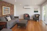 Spacious Lakeside Hideaway - Apartments