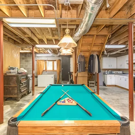 Spacious 5-bedroom house w/ fishing pond, WiFi, hot tub in Grayson Co Mountains