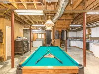 Spacious 5-bedroom house w/ fishing pond, WiFi, hot tub in Grayson Co Mountains
