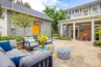 Chic Home with Stunning Patio, 5-min drive to Downtown - 방갈로